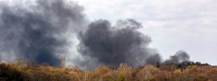 Nad městem stoupá kouř z raket ruské armády. Foto: Depositphotos