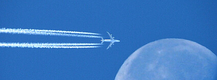 Letadlo a měsíc Foto: Andreas. Flickr