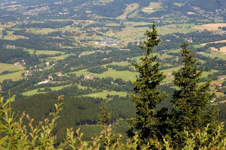 CHKO Beskydy je svou rozlohou 1166 kilometrů čtverečních největší chráněnou krajinnou oblastí v České republice. Zaujímá téměř celé území Moravskoslezských Beskyd, podstatnou část Vsetínských vrchů a moravskou část Javorníků, které tvoří hranici se Slovenskem. / Na fotografii výhled na Čeladnou, pohled z červené stezky pod beskydským Smrkem