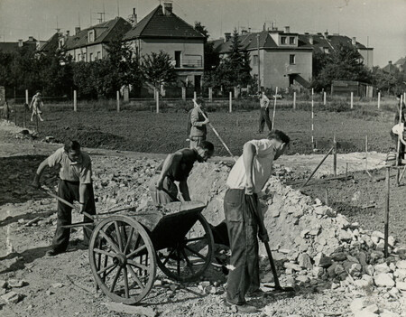 Práce při zakládání zahrádkové osady na Skalce (1959)