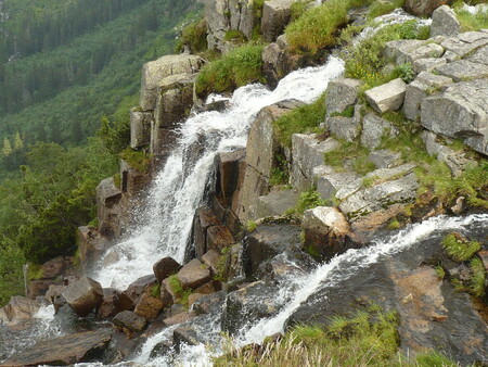 Nejvyšší Pančavský vodopád překonává mnohastupňovou kaskádou na kvádrovitě rozpukaném žulovém podloží úctyhodnou výšku 148 m.