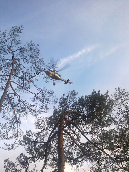 Vrtulník se v současnosti připravuje na svrhnutí první dávky vody. Co požár způsobilo, se zatím neví. / ilustrační foto
