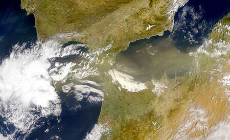 Satelitní snímek zachycuje saharský prach, díky kterému atmosférou cestují bakterie. Mraky, respektive aerosol v nich, s sebou nesou viry. Na úpatí Sierra Nevady dojde ke spadu.