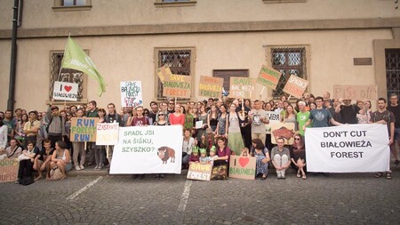 Na demonstraci proti kácení Bělověžského pralesa v Polsku se dnes na Malostranském náměstí v Praze sešla více než stovka lidí.
