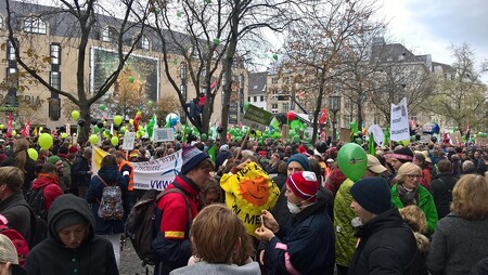 Demonstranti prošli z centra bývalé západoněmecké metropole směrem k místu na břehu Rýna, kde se bude konference od pondělí konat. Akci svolalo několik organizací, včetně Greenpeace, Oxfam a Světového fondu na ochranu přírody (WWF).