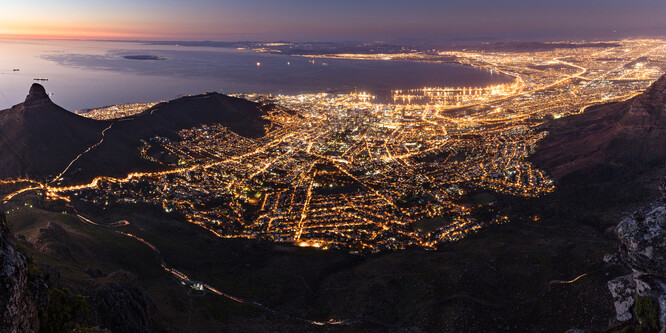 Pohled na noční Kapské Město.