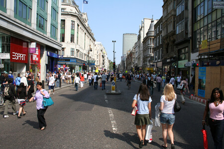 Záměr vytvořit pěší zónu dlouhou zhruba 800 metrů a vedoucí od stanice metra Oxford Circus po křižovatku s Orchard Street počítá i se zákazem vjezdu pro cyklisty. Na snímku z roku 2007 je zkušebně uzavřená Oxford Street.