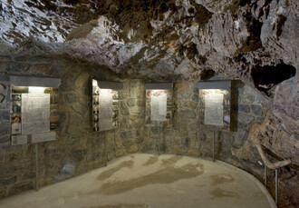 Součást podzemní expozice před východem z jeskyně.
