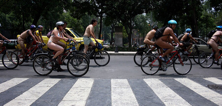 World Naked Bike Ride (Světová projížďka na kole nahých) se koná ve stovce měst světa. V Mexiku se koná každý červen od roku 2005