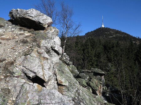 Hora Ještěd je doslova poskládaná z křemencových skal.