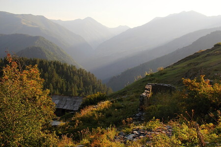 Správa Krkonošského národního parku (KRNAP) ukončí příští rok v Gruzii šestiletý projekt za osm milionů korun zaměřený na ochranu přírody a udržení stálého osídlení v odlehlém kavkazském regionu Tušsko. Na ilustračním snímku západ slunce nad údolím Čančachovani.