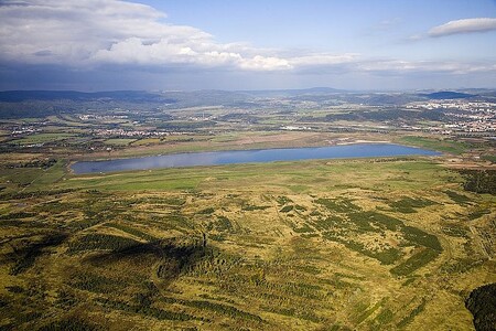 Jezero Milada vzniklo rekultivací a zatopením těžební jámy hnědouhelného lomu Chabařovice