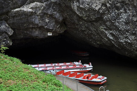 Punkevní jeskyně jsou nejvíce navštěvované jeskyně v České republice, ročně si je prohlédne víc než 200.000 lidí. Na ilustračním snímku Výtok a staré lodě.