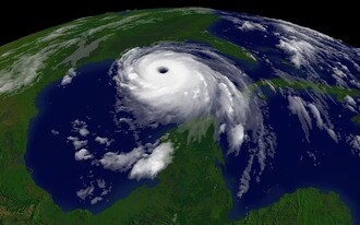 Katrina právě dopadla na pobřeží USA - snímek z roku 2005.