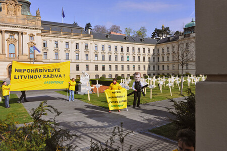 Aktivisté Greenpeace protestují u Strakovy akademie proti prolomení těžebních limitů. Ilustrační foto, duben 2011