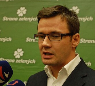 "Povolenky zdarma jsou okradením občanů vládou za bílého dne," prohlásil předseda Strany zelených Ondřej Liška.