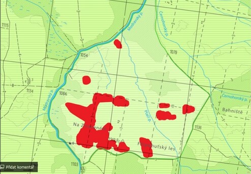 Mapa vykáceného území na Ptačím potoce. Červeně jsou vyznačené vzniklé holiny, zeleně šrafovaně území prvních zón, vodorovné čáry označují území druhých zón