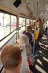 Cestující v pražské tramvaji