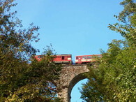 Osobní vlak přejíždí most přes rokli Kocour