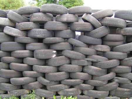Produkty z gumových drobků mohou být použity také při výrobě gumové rohože, pogumovaného asfaltu na silnicích nebo umělých hřišť.