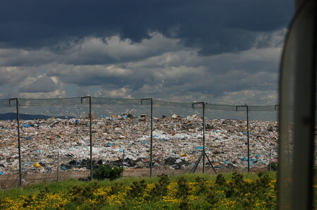 Skládkování je v 21. století nemorální. Na ilustračním snímku skládka komunálního odpadu, která je součástí rekultivace hnědouhelného dolu Nástup Tušimice patřícího Severočeským dolům.