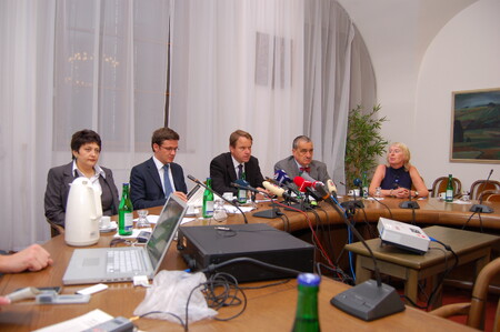 Až v roce 2006 se zeleným, pod vedením Martina Bursíka a s podporou Václava Havla, médií a výzkumných agentur, podařilo vstoupit do parlamentu a vzápětí i do vlády. Na ilustračním snímku ministři české vlády za Stranu zelených na tiskové konferenci.