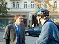 Pavel Bém diskutuje s cyklistou