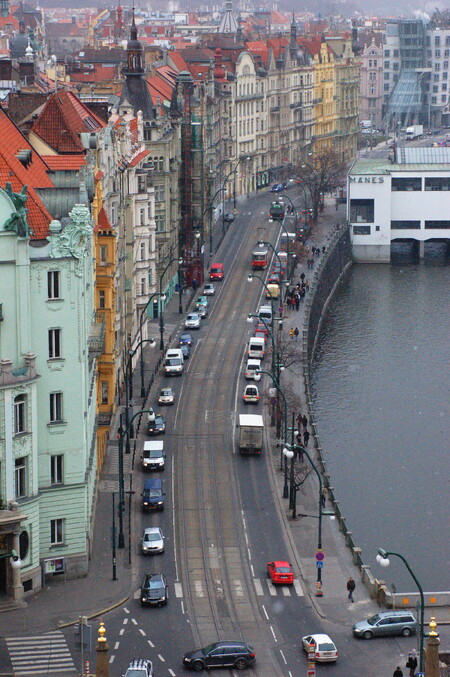 Kvalita a funkčnost naší dopravní infrastruktury je oproti EU15 výrazně horší. Městům by měly pomoci obchvaty. Na ilustračním snímku pražské nábřeží.