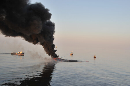 Záchranné týmy se snaží spálit část ropy uniklé z vrtu Deepwater Horizon.