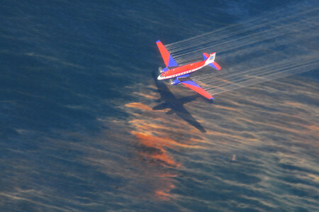 Letadlo rozprašuje ropný disperzant nad ropnou skvrnou, která vznikla při nehodě ropné plošiny Deepwater Horizon.