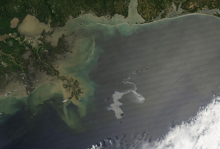 Satelitní snímky ukazující ropnou skvrnu v Mexickém zálivu 26. dubna 2010.
