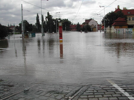Praha přepracovala celý protipovodňový systém, aby se události z roku 2002 nemohly opakovat. Na snímku je stanice tramvaje Malostranská při povodních v roce 2002.