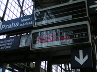 Informační cedule na hlavním nádraží v Praze