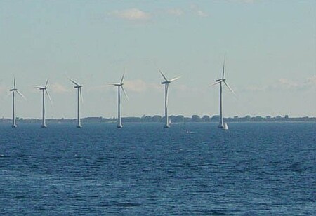 Podle údajů výzkumné organizace Bloomberg New Energy Finance je výkon větrných elektráren v pobřežních vodách po celém světě na úrovni asi 13,8 GW. Ceny těchto elektráren se za posledních pět let prudce snížily. / ilustrační foto