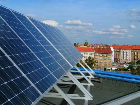 Podle informací Jarmily Lehnerové z Energetického regulačního úřadu (ERÚ) by do konce roku 2012 mělo být připojeno maximálně 1650 MW fotovoltaických elektráren, aby byla zachována stabilita sítě. Na fotografii solární panel na střeše ČVUT.