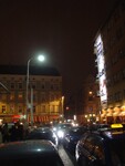 Bozděchova ulice v Praze. Vpředu pouliční lampa s LED diodami, vzadu doposud užívané žluté osvětlení se sodíkovými výbojkami.