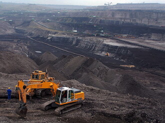 Uhlí nemůže ropu dlouhodobě nahradit. Při poslední revizi odhadu světových zásob v roce 2005 byl agregátní údaj snížen o polovinu, takže vyvrcholení těžby se očekává v roce 2025, přičemž například v USA tento vrchol nastal již v roce 2002. Na ilustračním snímku polský velkolom Turów