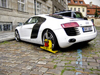 Špatně zaparkované Audi