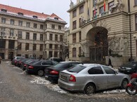 auta zaparkovaná před pražským magistrátem v době smogu
