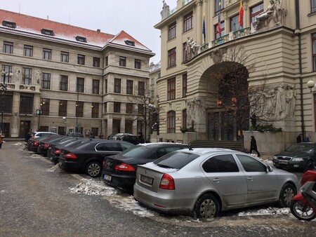Snímek aut parkujících před pražským magistrátem na služebním parkovišti, samo vedení města příkladem nejde. Snímek je pořízen ve čtvrtek 2.2. 2017 po osmé hodině.