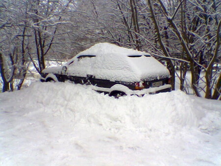 V zimě je dobré nikam nespěchat. Je potřeba počítat s tím, že se někde zdržíte. Třeba při odhrabávání auta.