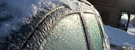 sklo auta pokryté ledem