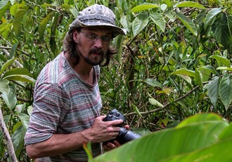 Dan Bárta při průzkumu tropického pralesa.