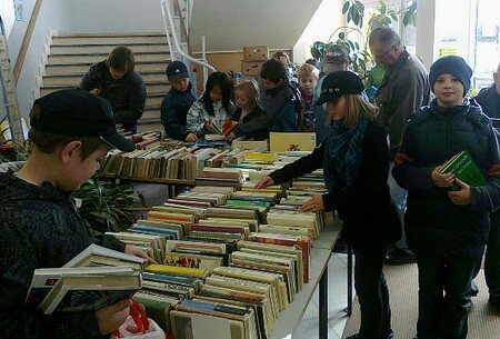 Svou novou knihu mohou na knižním bazaru najít i děti. Na snímku akce v plzeňské knihovně.