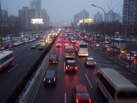 Čínský automobilový trh je největší na světě a čínské automobilky mají v současnosti na celkovém prodeji elektrických vozů v Číně podíl 96 procent. Prodej ale zůstává nízký. Loni se tam prodalo 350.000 elektrických vozů, což jsou necelá dvě procenta celkového prodeje. / Na ilustračním snímku dopravní zácpa v Pekingu.