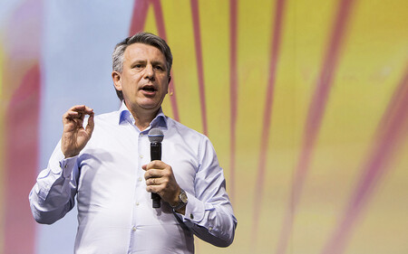 Generální ředitel Shellu odmítl návrh akcionářů na výrazné přeorientování strategie společnosti z fosilních paliv na obnovitelné zdroje.