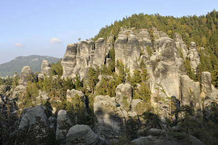 Správa CHKO Broumovsko upozorňuje návštěvníky na zvýšený zájem turistů o návštěvu skalních měst během tohoto víkendu, protože v Polsku díky státním svátkům mají lidé prodloužený víkend.