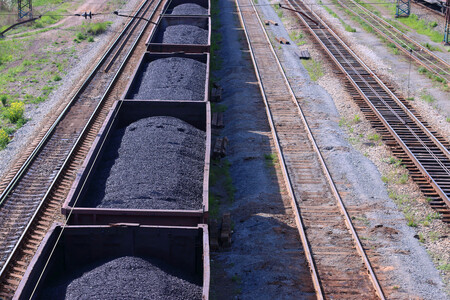 Uhlí nyní sleduje růst cen ropy z lednových 12letých minim, který táhne vzhůru i další komodity. K růstu cen uhlí přispívá i pokles produkce a významné výpadky těžby; nyní působí zejména narušení produkce v Indonésii