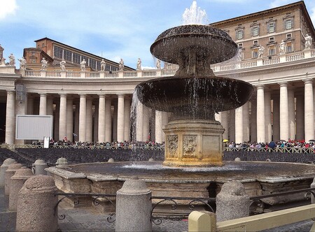 Kašna na náměstí svatého Petra bude bez vody. Ve Vatikánu je sucho.