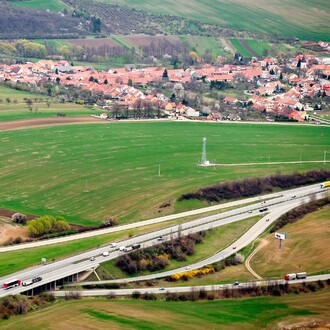 Eventuální přítomnost dálnice vyvolá jistě zvýšený tranzit nákladní dopravy, výstavbu dalších satelitních městeček a šedé zóny velkých skladových hal a faktické hranice Prahy se posunou dále do krajiny